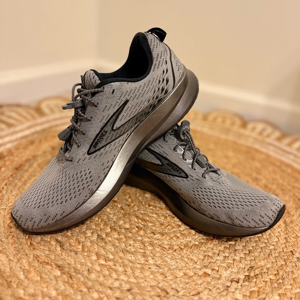 🌾 Brooks Men’s Levitate 5 Black and Gray Running Shoes
